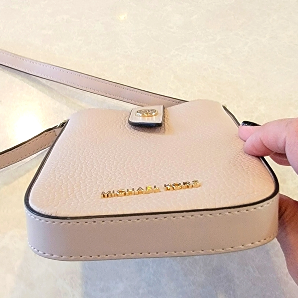 Michael Kors Crossbody Cellphone purse, with cc holder on the back & inside. - Picture 4 of 4